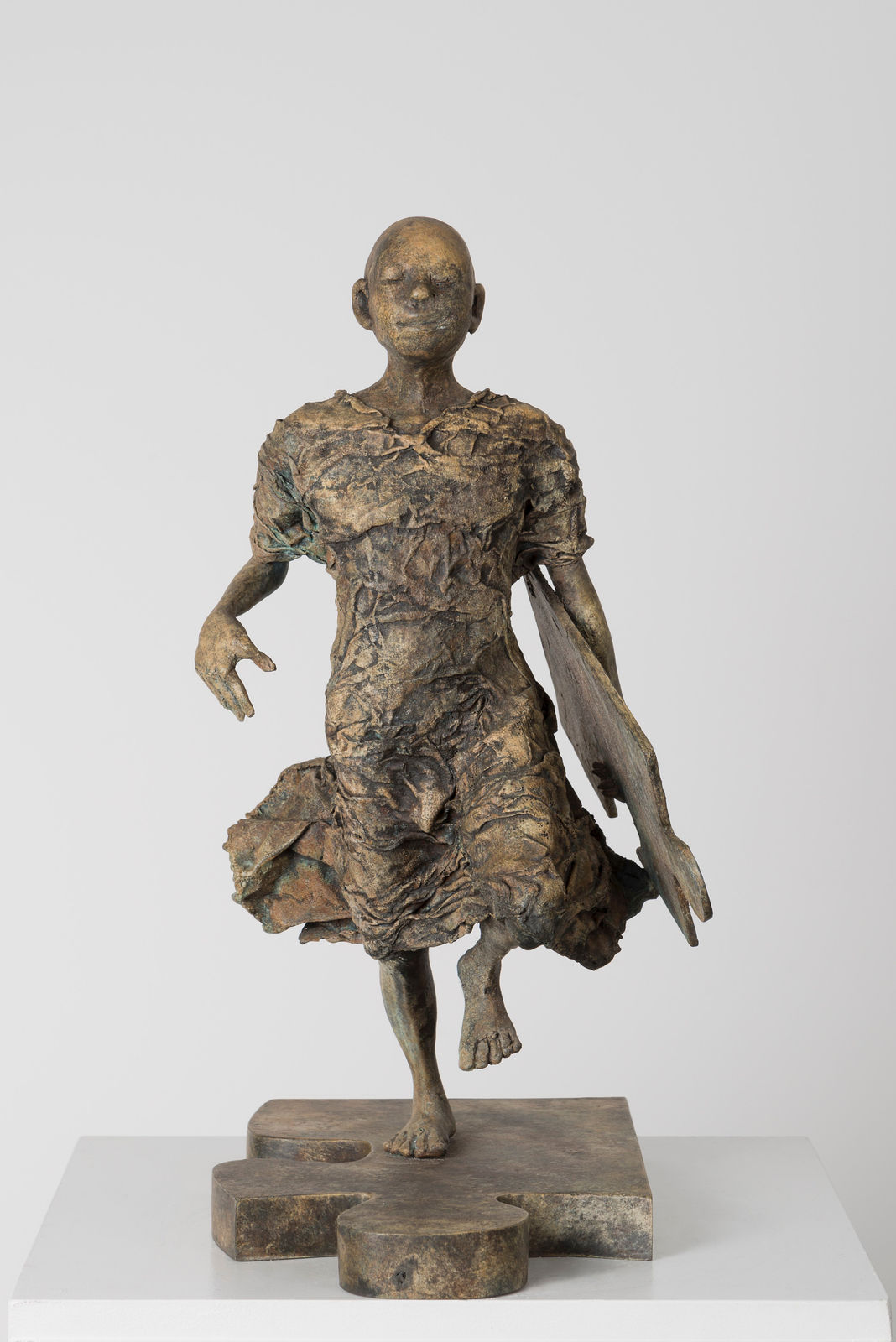 The Missing Link, lieven d'haese, bronzen sculptuur, puzzelsculptuur, wandelende sculptuur, kindersculptuur, kindersculptuur, jongenssculptuur, onschuldige sculptuur, sculptuur van hoop, sculptuurkunst, sculptuur van de natuur, interieursculptuur, figuratieve kunst, figuratieve sculptuur, hedendaagse beeldhouwkunst, interieurdesign, kunstdecoratie, salondecoratie, art thema heyi, belgische kunstgalerie