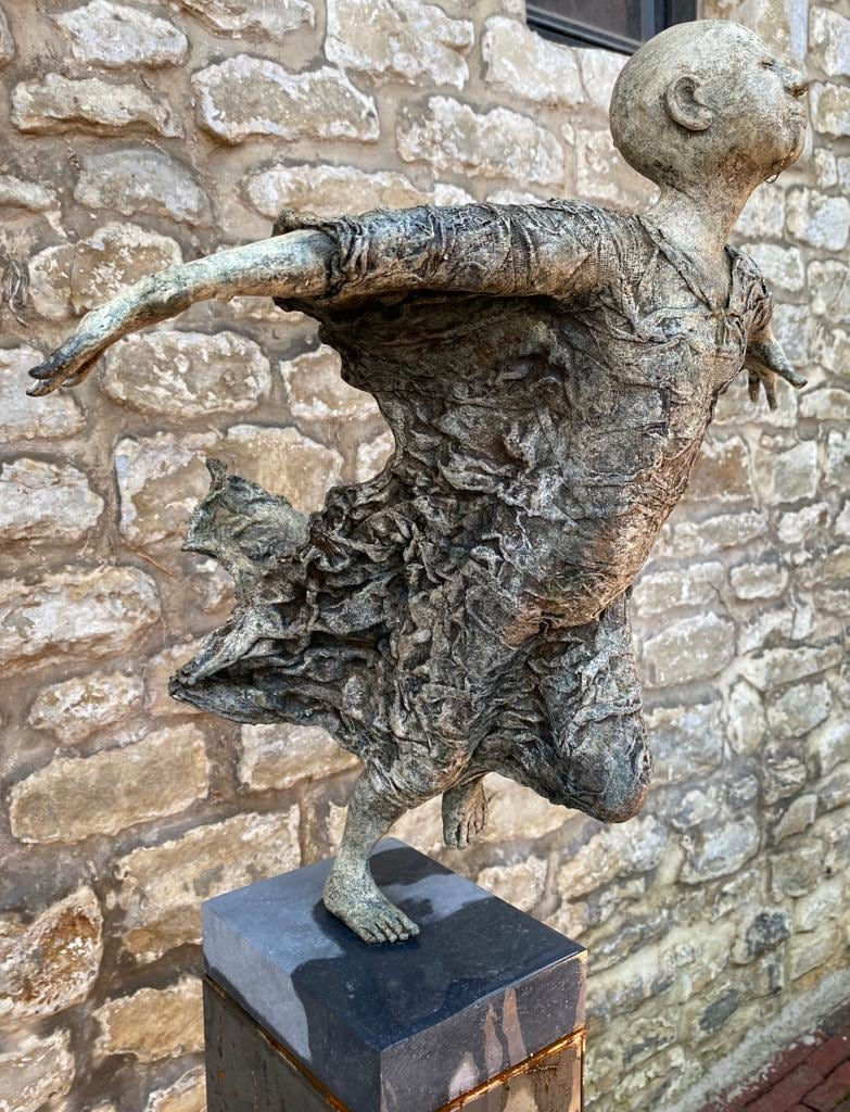 Quasi volante, lieven d'haese, scultura, scultura in bronzo, scultura contemporanea, scultura bambino, scultura ragazzo, scultura innocente, scultura della gioia, scultura della speranza, scultura arte, scultura dell'Africa, arte africana, scultura d'interni, scultura all'aperto, figurativa Arte, scultura figurativa, design d'interni, design esterno, decorazione d'interni, decorazione artistica, decorazione della casa, decorazione del giardino, design per la casa, decorazione del soggiorno, Scultura all'aperto, scultura da giardino, scultura ragazzo, scultura africana, africa, arte africana, scultura della libertà, galleria d'arte, galleria d'arte belga, galleria d'arte di Bruxelles, art yi, galleria d'arte yi