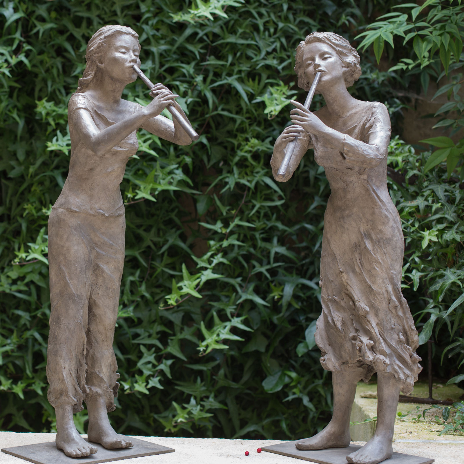 art thema, artthema, art, thema, fille, femme, musique, musicienne, flute, flutiste, duo, romance, romantique, sculpture, bronze, jardin, cols, art thema