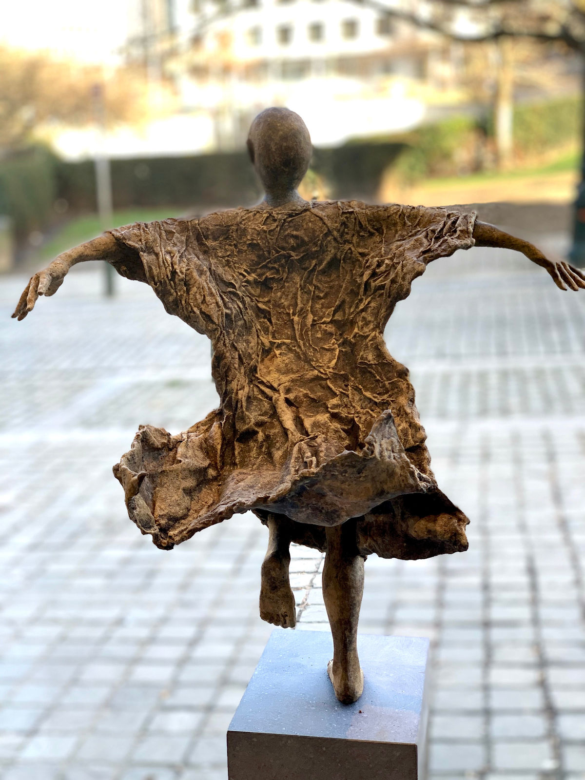 Quasi volante, lieven d'haese, scultura, scultura in bronzo, scultura contemporanea, scultura bambino, scultura ragazzo, scultura innocente, scultura della gioia, scultura della speranza, scultura arte, scultura dell'Africa, arte africana, scultura d'interni, scultura all'aperto, figurativa Arte, scultura figurativa, design d'interni, design esterno, decorazione d'interni, decorazione artistica, decorazione della casa, decorazione del giardino, design per la casa, decorazione del soggiorno, Scultura all'aperto, scultura da giardino, scultura ragazzo, scultura africana, africa, arte africana, scultura della libertà, galleria d'arte, galleria d'arte belga, galleria d'arte di Bruxelles, art yi, galleria d'arte yi