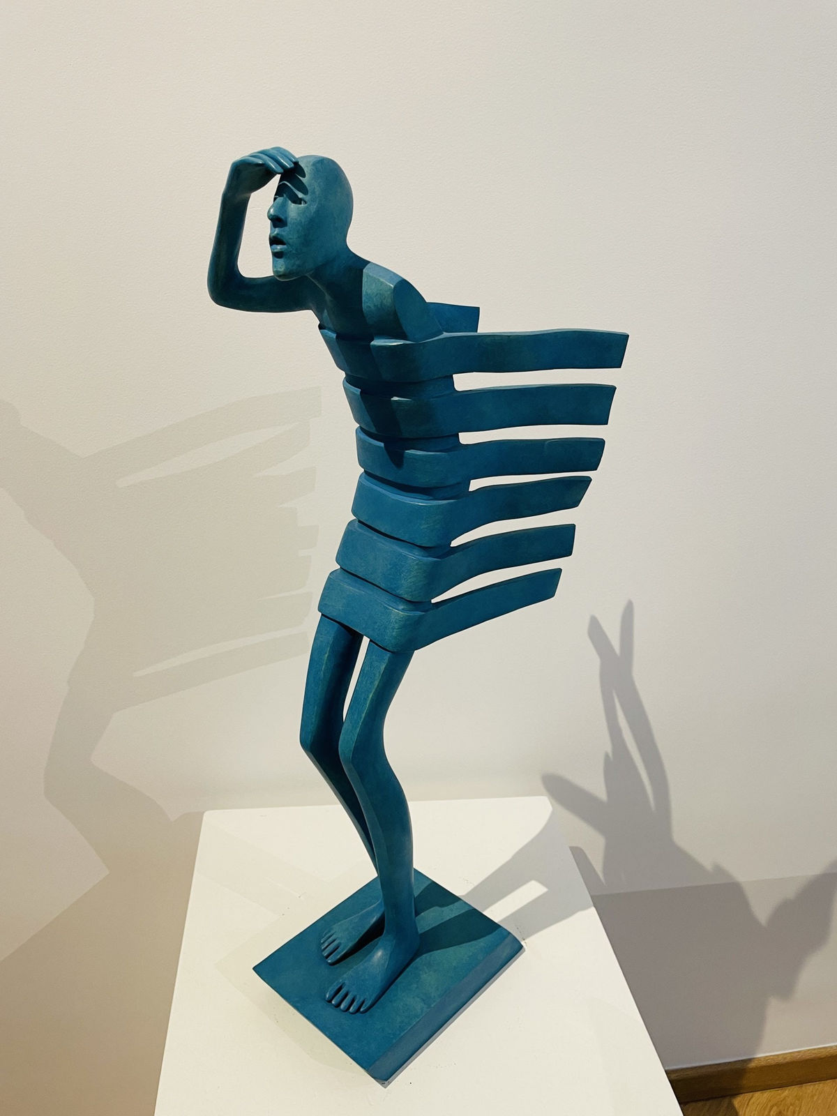 Horizon, Isabel Miramontes, sculpture en bronze, regard vers l'avenir, espoir, réflexion, réflexion, sculpture d'espoir, sculpture art, sculpture d'intérieur, art figuratif, sculpture figurative, sculpture contemporaine, design d'intérieur, décoration d'art, décoration de salon, art thema heyi, belge galerie d'art