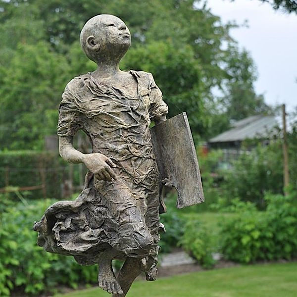 The Missing Link, lieven d'haese, bronzen sculptuur, puzzelsculptuur, wandelende sculptuur, kindersculptuur, kindersculptuur, jongenssculptuur, onschuldige sculptuur, sculptuur van hoop, sculptuurkunst, sculptuur van de natuur, interieursculptuur, figuratieve kunst, figuratieve sculptuur, hedendaagse beeldhouwkunst, interieurdesign, kunstdecoratie, salondecoratie, art thema heyi, belgische kunstgalerie