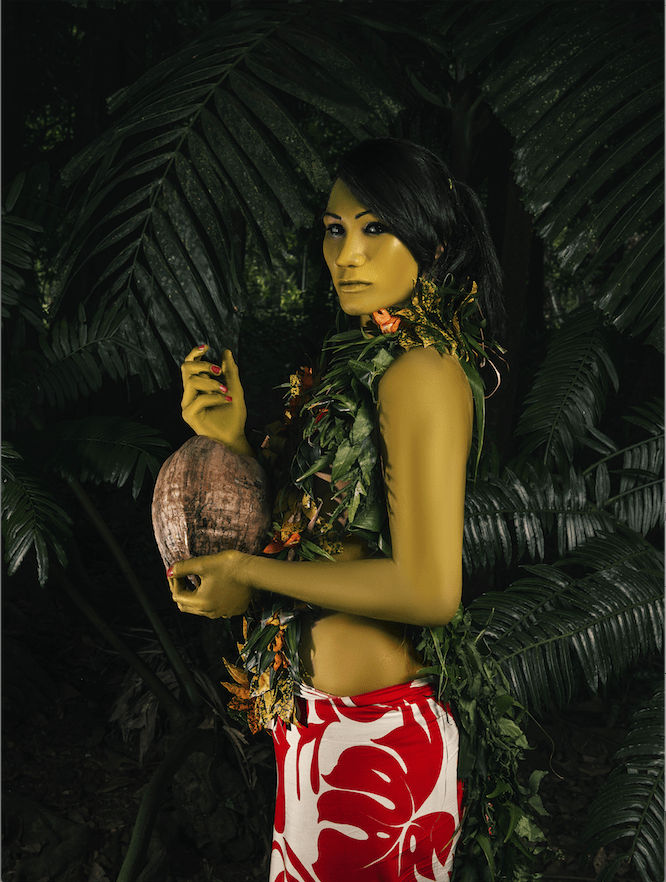 Namsa Leuba, Femmes et noix de coco II from the series "illusion" made in Tahiti , 2019