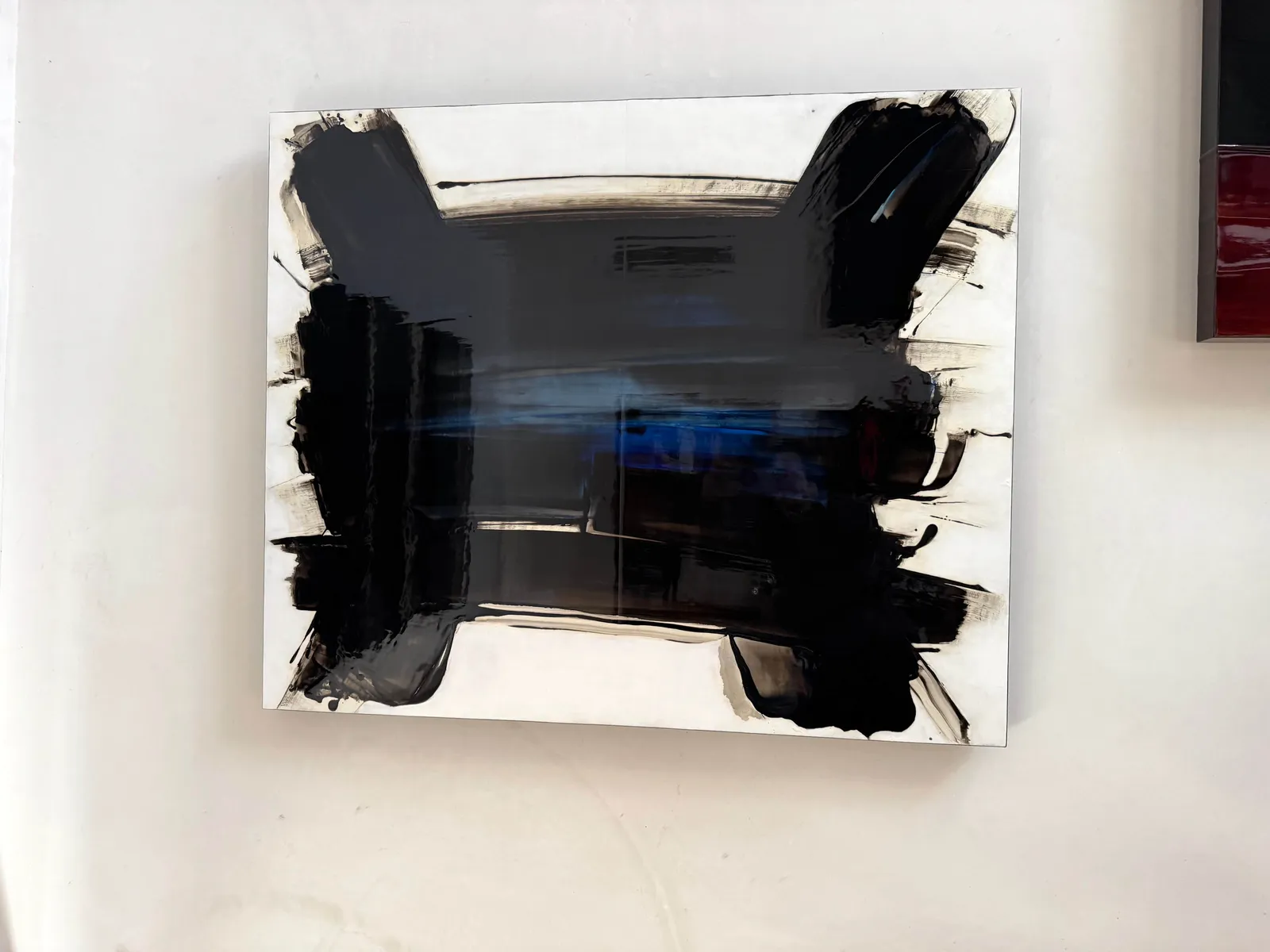 VENETUS LEO AD OPUS abstract schilderij van Frédéric Halbreich zwart-wit en blauw kalligrafisch hedendaags schilderij olieverf op hout in de Art Yi galerie in Brussel