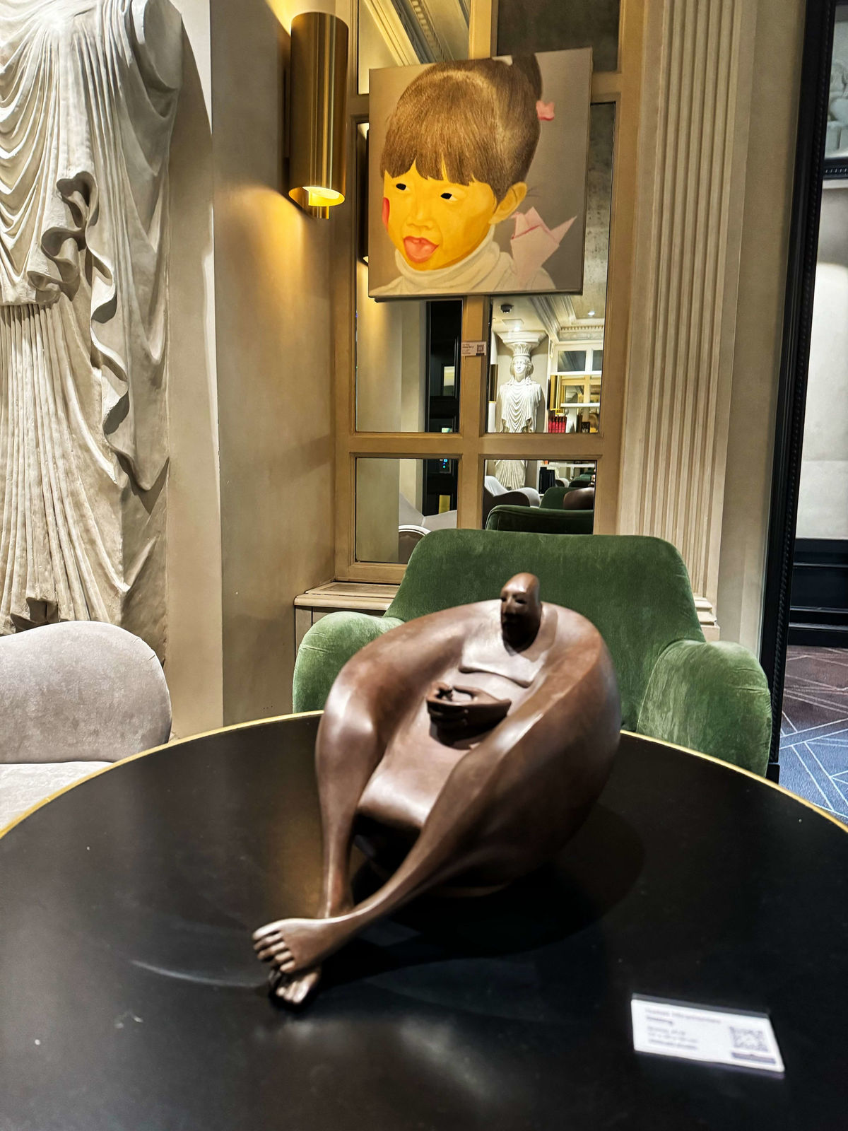 Sitzende Stuhlskulptur Isabel Miramontes zeitgenössische Skulptur Bronzeskulptur Innenarchitektur im Hotel Barsey von Warwick Art Yi Galerie Brüsseler Kunstgalerie