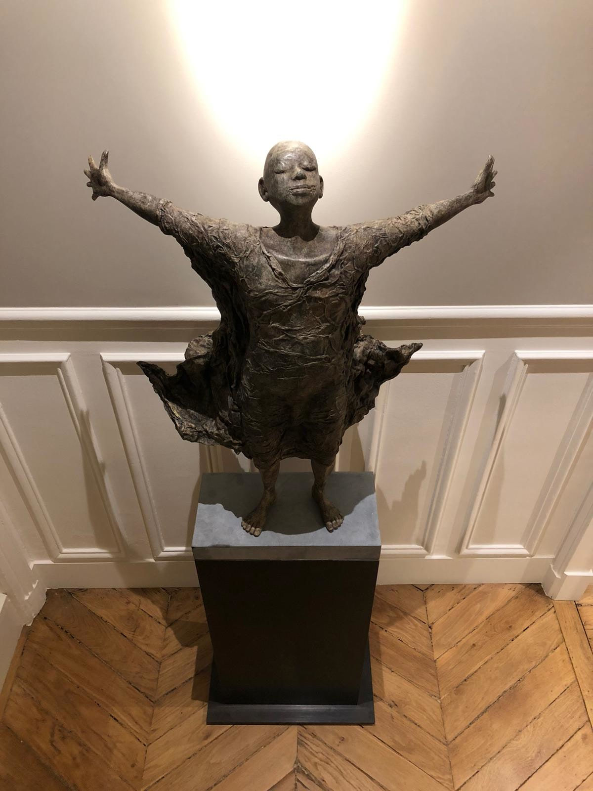 IIXV lieven d'haese sculpture contemporaine en bronze un garçon ouvrant son bras contre le vent pour embrasser une nouvelle aventure sculpture d'enfant sculpture de rêve d'enfance sculpture de jardin design d'art de jardin Art Yi galerie d'art à bruxelles