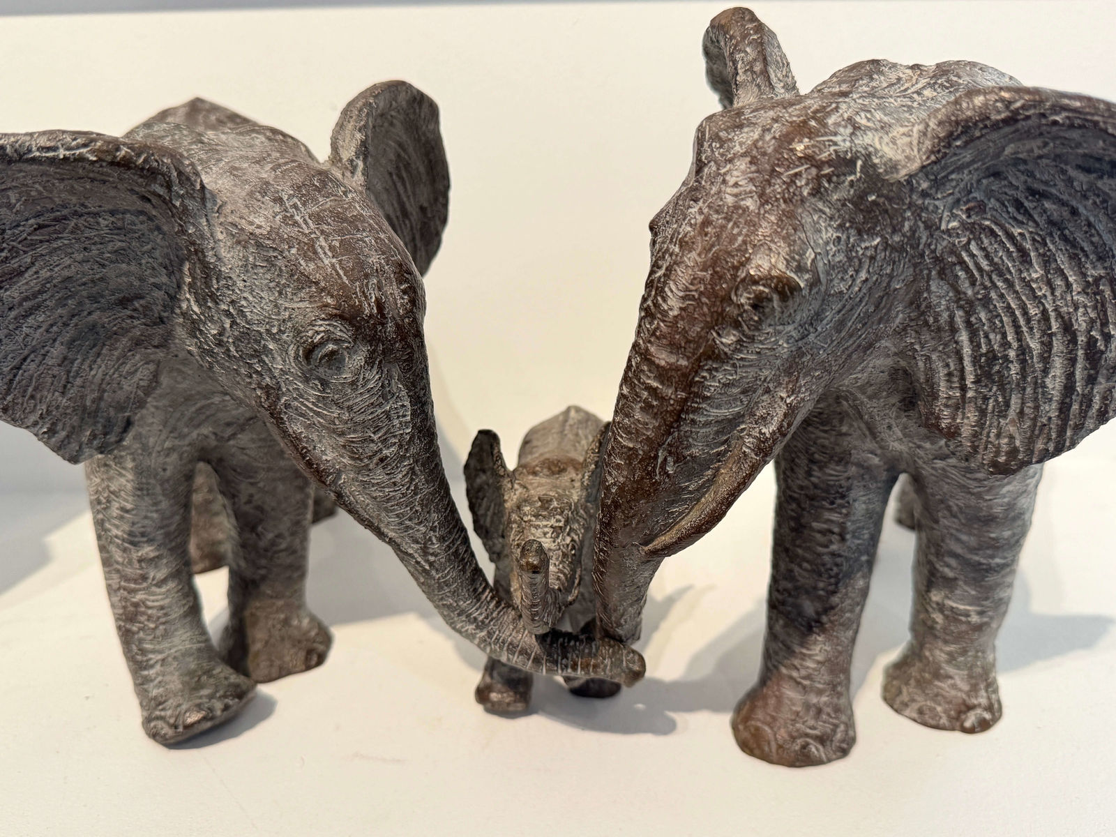 Tussen vader en moeder sculptuur Sophie Verger dierensculptuur olifantencollectie olifantenfamilie hedendaagse sculptuur twee olifantenouders beschermen en lopen samen met hun kleine olifantenbaby samen kunstcollectie olifantencollectie Art Yi-galerij Brusselse kunstgalerij