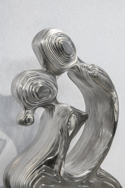 Sculpture de couple Kazumba, homme et femme amoureux s'embrassant et dansant ensemble, sculpture figurative contemporaine de Jean Paul Kala