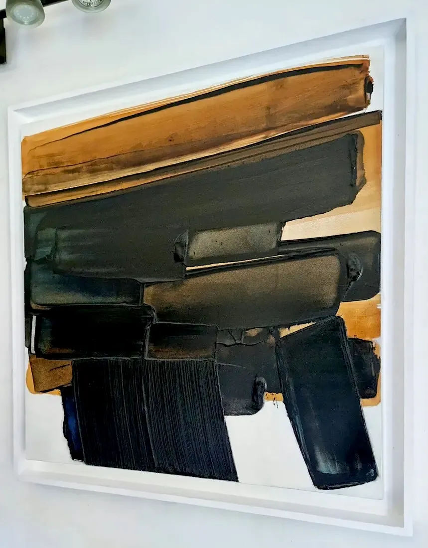 Aptere VII, tableau abstrait de Frédéric Halbreich, calligraphie contemporaine en noir, blanc et brun, huile sur bois laquée, exposé à la galerie Art Yi à Bruxelles.
