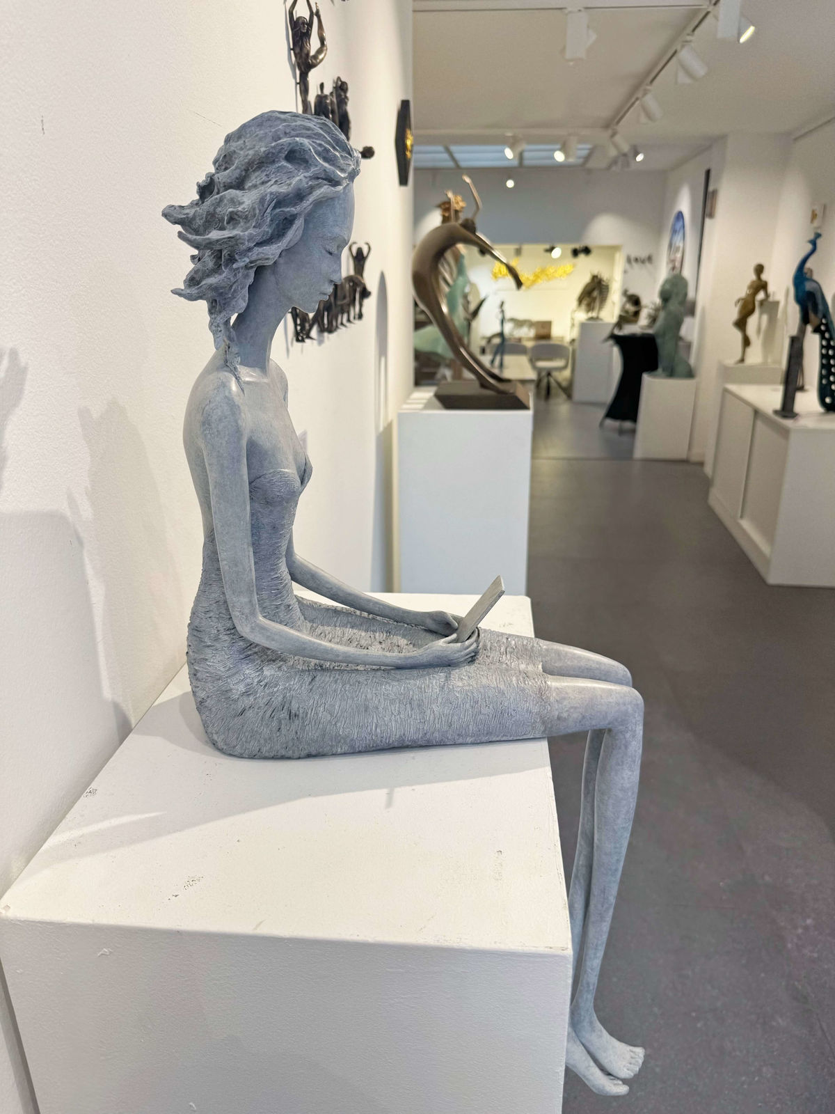 répondez-moi hedwige leroux sculpture contemporaine bronze art belle et fine femme regardant sur son smartphone et attendant une réponse art yi art gallery brussels