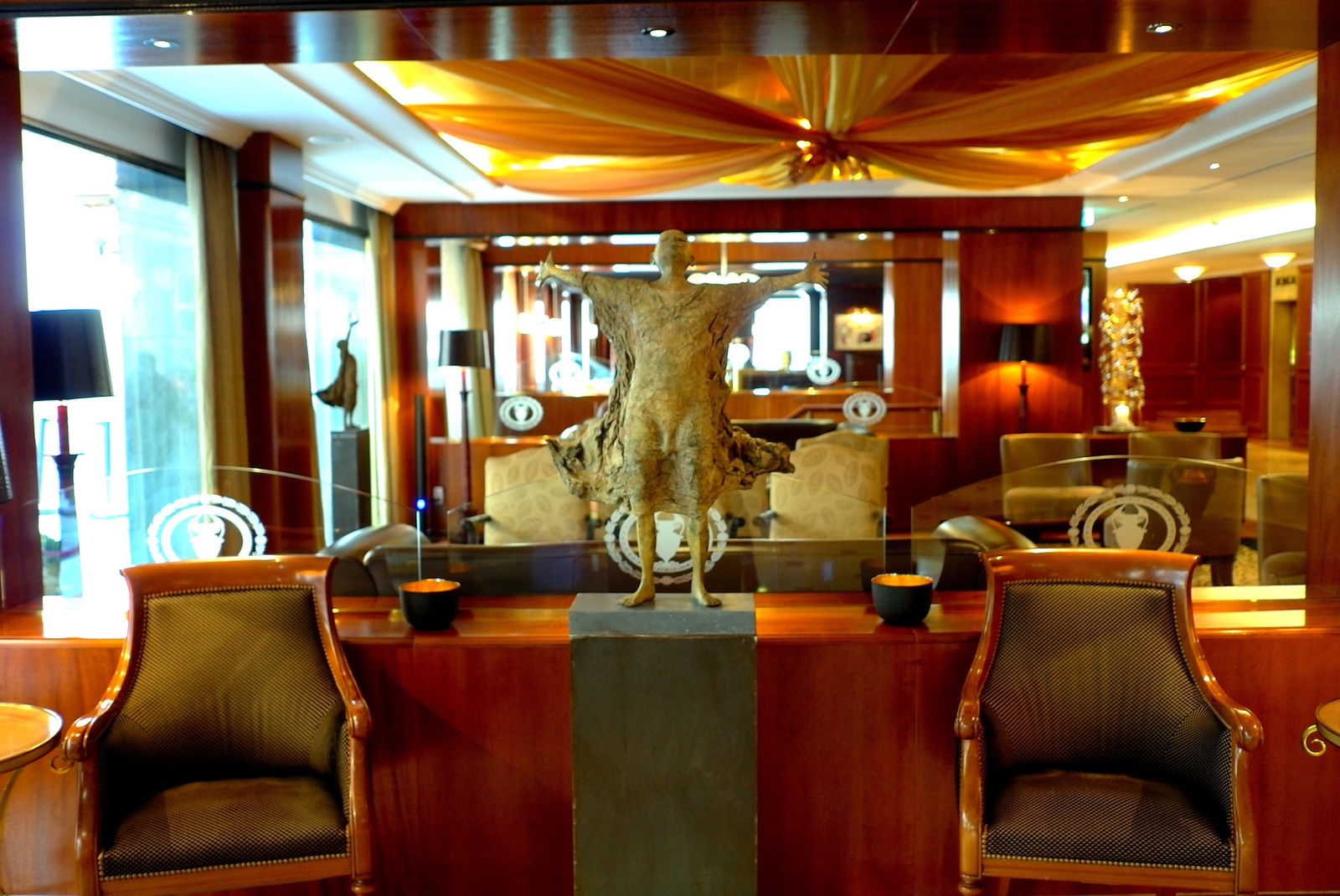 IIXV lieven d'haese contemporary bronze sculpture a boy opening up his arm against wind to embrace a new adventure child sculpture childhood dream sculpture garden sculpture garden art design Art Yi art gallery in brussels