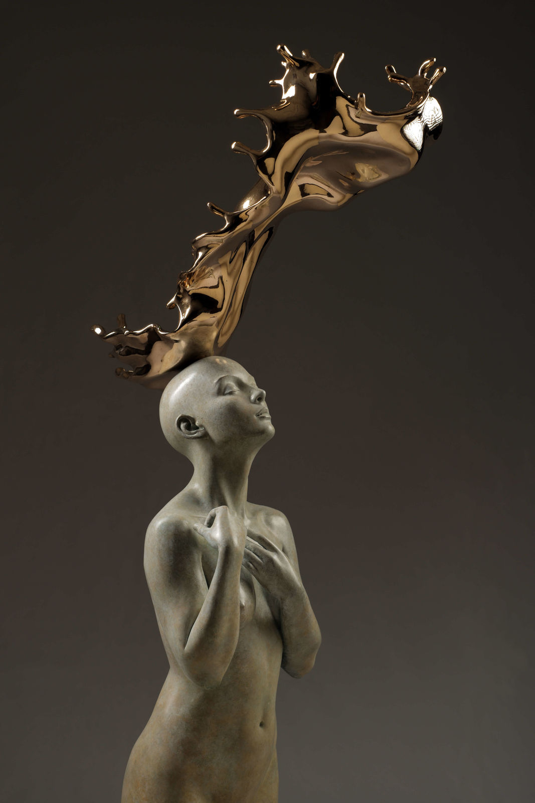 meditatie hedendaagse bronzen sculptuur van Liang binbin mooie vrouw kruist de vingers en bid voor wensen waterkunst Art Yi-galerij Kunstgalerij Brussel