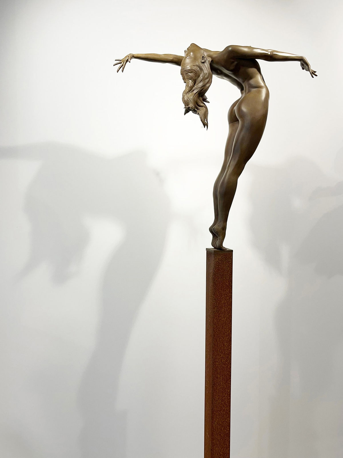T for trust Marc de Corte dancing woman sculpture girl sculpture couple dance sculpture naked human sculpture garden sculpture bronze sculpture contemporary sculpture Art Yi gallery Brussels art gallery