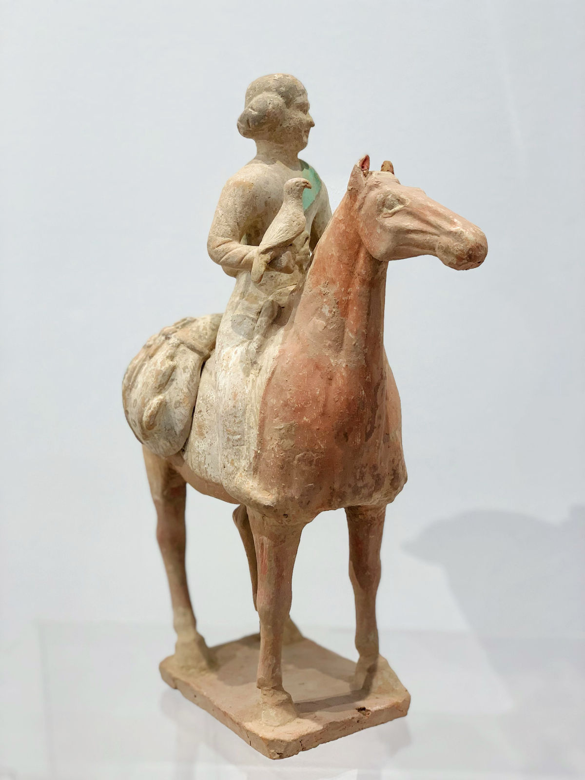Chasseur de figurines de poterie de la dynastie Tang sur cheval sculpture art de la poterie antique chinoise dans la galerie d'art de Bruxelles art yi