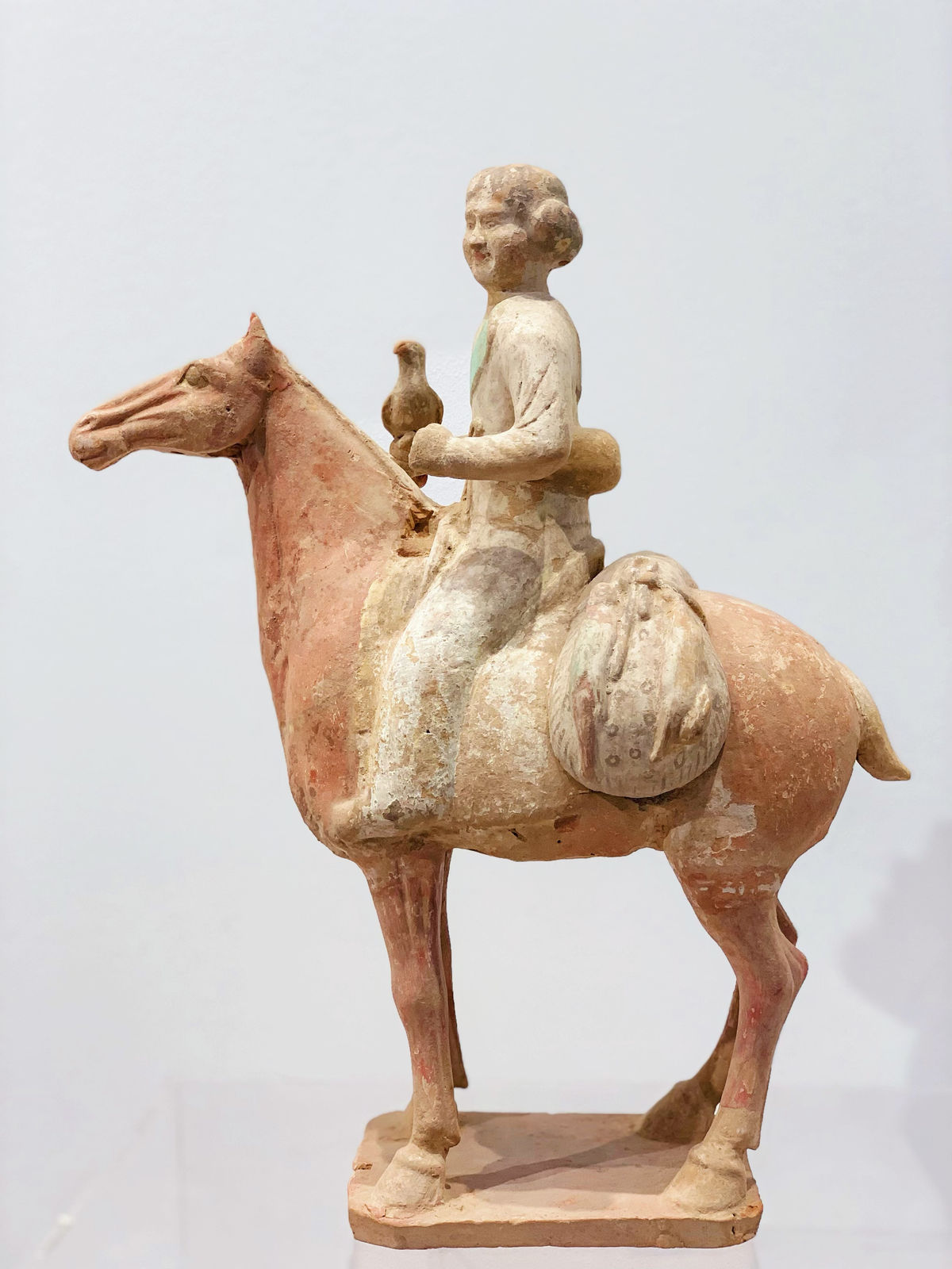 Tang-dynastie Aardewerk beeldje jager op paard sculptuur Chinese antieke aardewerk kunst in de kunstgalerie van Brussel art yi