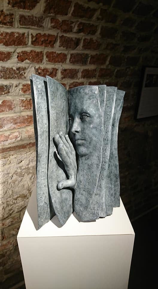 qui est le lecteur sculpture de livre paola grizi livre contemporain et sculpture de visage art yi galerie d'art de bruxelles