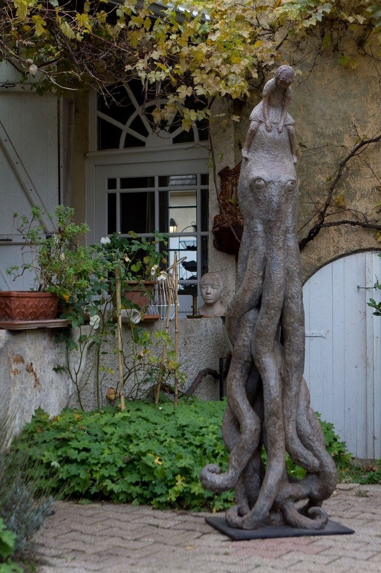 On the beach of Berck Sophie Verger animal sculpture octopus sculpture girl sculpture garden sculpture tour sculpture contemporary sculpture bronze sculpture Art Yi gallery Brussels art gallery