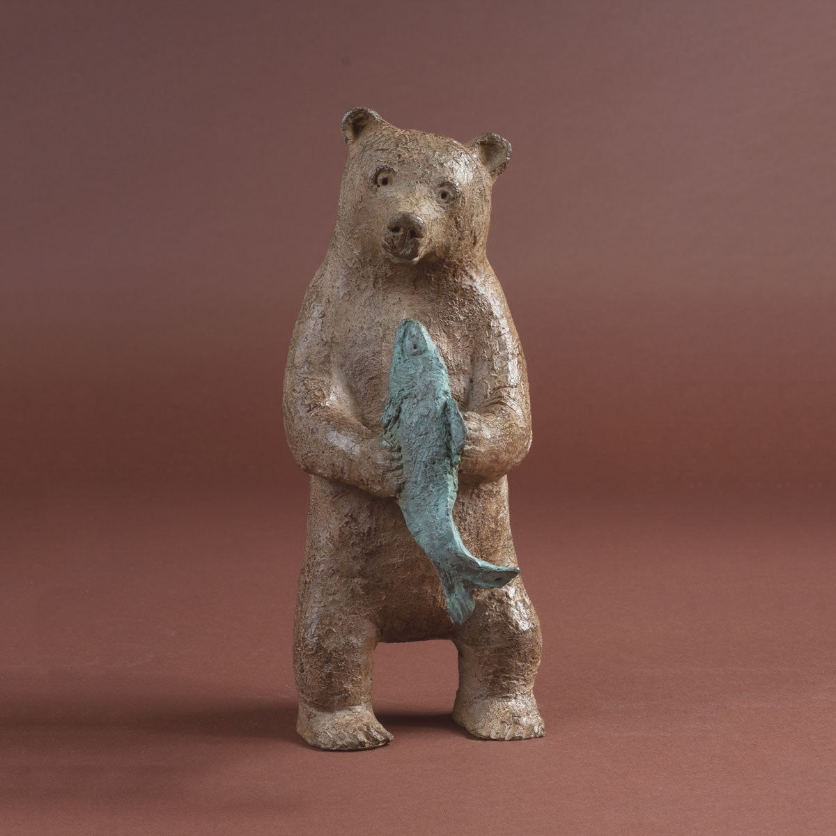 Sophie Verger beer en vis schattige lachende beer sculptuur met een blauwe vis dierensculptuur bronzen sculptuur Art Yi-galerij Kunstgalerij Brussel