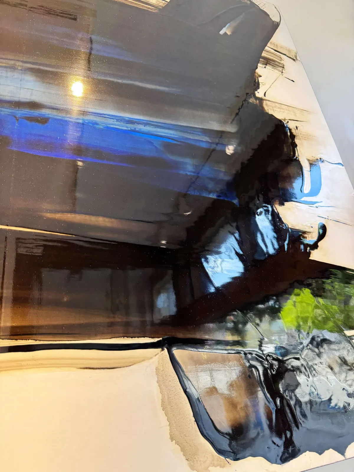 VENETUS LEO AD OPUS abstract painting of Frédéric Halbreich black and white and blue calligraphic contemporary painting oil painting lacquer on wood at Art Yi gallery in Brussels