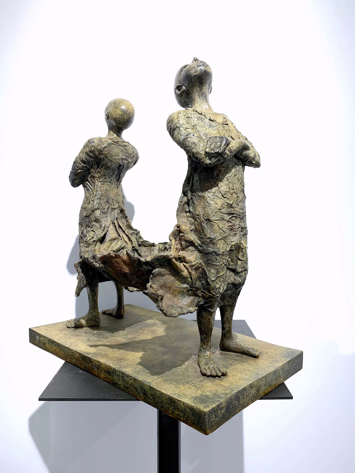 cercle lieven d'haese sculpture en bronze contemporaine de deux garçons debout dans le vent sculpture d'enfant rêve d'enfance Art Yi galerie d'art à bruxelles