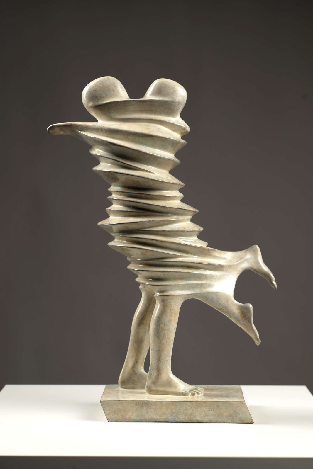 Sculpture numéro 2 de Liang Binbin, représentant un couple amoureux fusionnant en une seule sculpture en bronze, sculpture contemporaine, sculpture figurative, sculpture abstraite, couple dansant, exposée à la galerie Art Yi à Bruxelles.