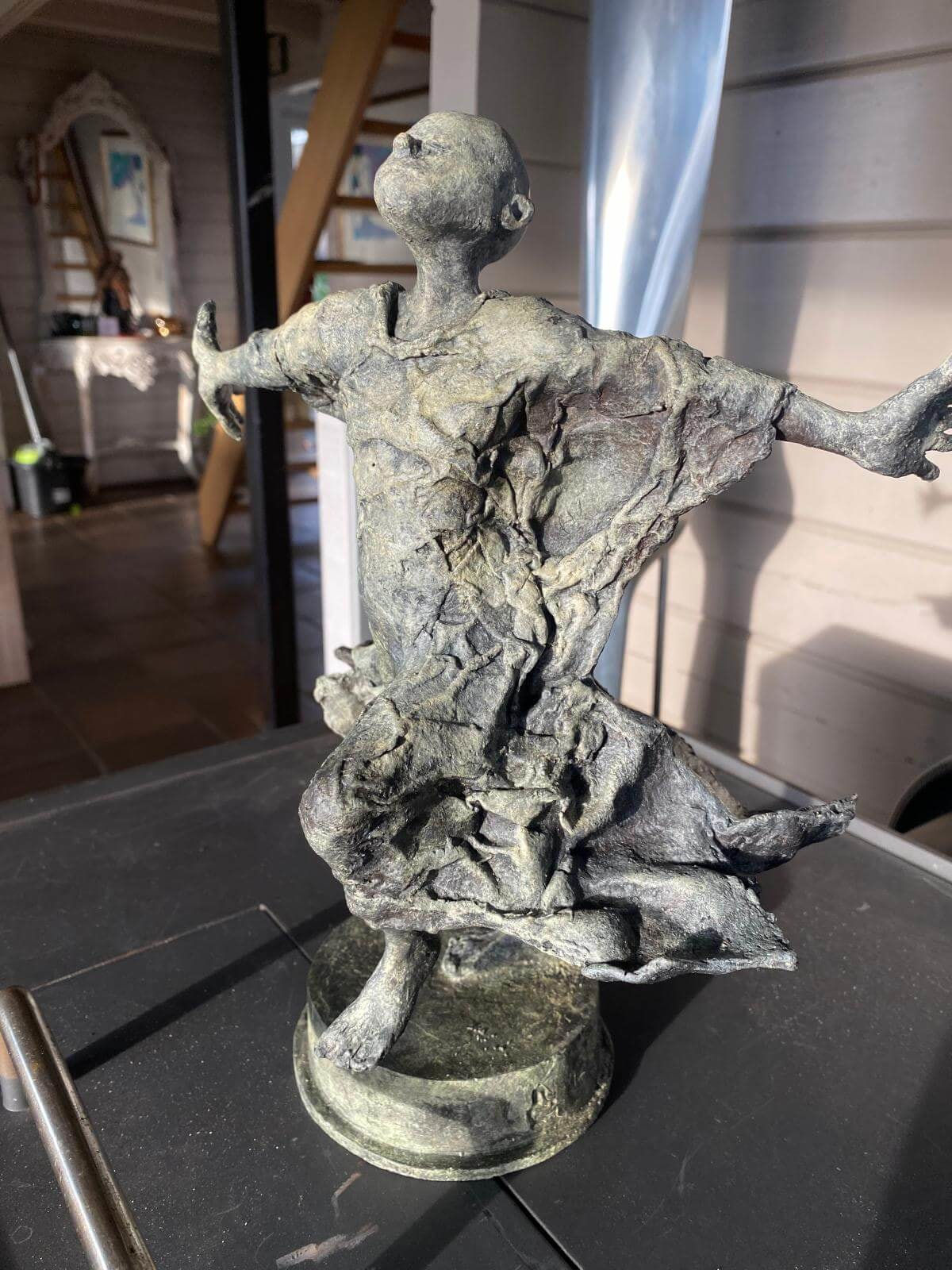 IIXV lieven d'haese sculpture contemporaine en bronze un garçon ouvrant son bras contre le vent pour embrasser une nouvelle aventure sculpture d'enfant sculpture de rêve d'enfance Art Yi galerie d'art à bruxelles