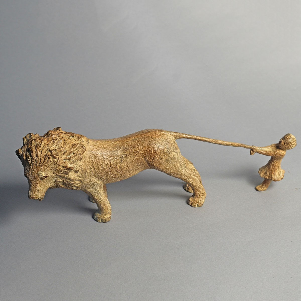 een schattig meisje verblijf bij een babyleeuw eigentijds bronzen beeld interieurdesign sophie verger art gallery brussel