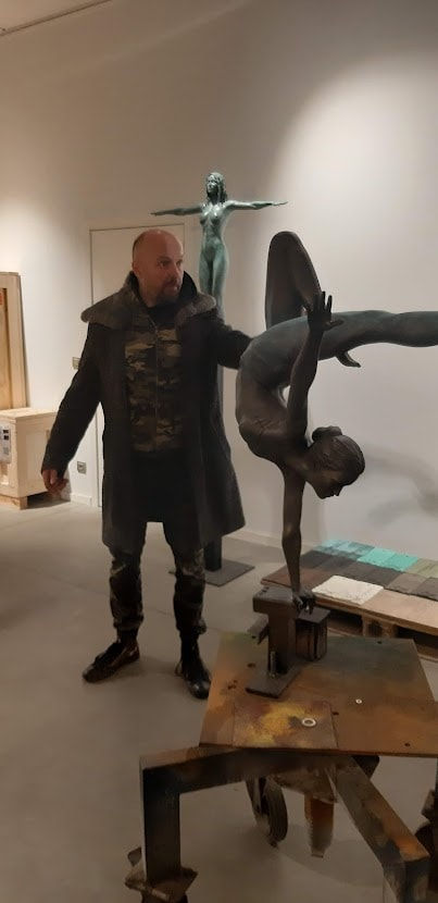 Mijn verlangen in evenwicht brengen Marc de Corte dansende vrouw sculptuur danssculptuur meisjessculptuur naakte vrouw sculptuur tuinsculptuur bronzen sculptuur hedendaagse beeldhouwkunst Art Yi-galerij Kunstgalerij Brussel