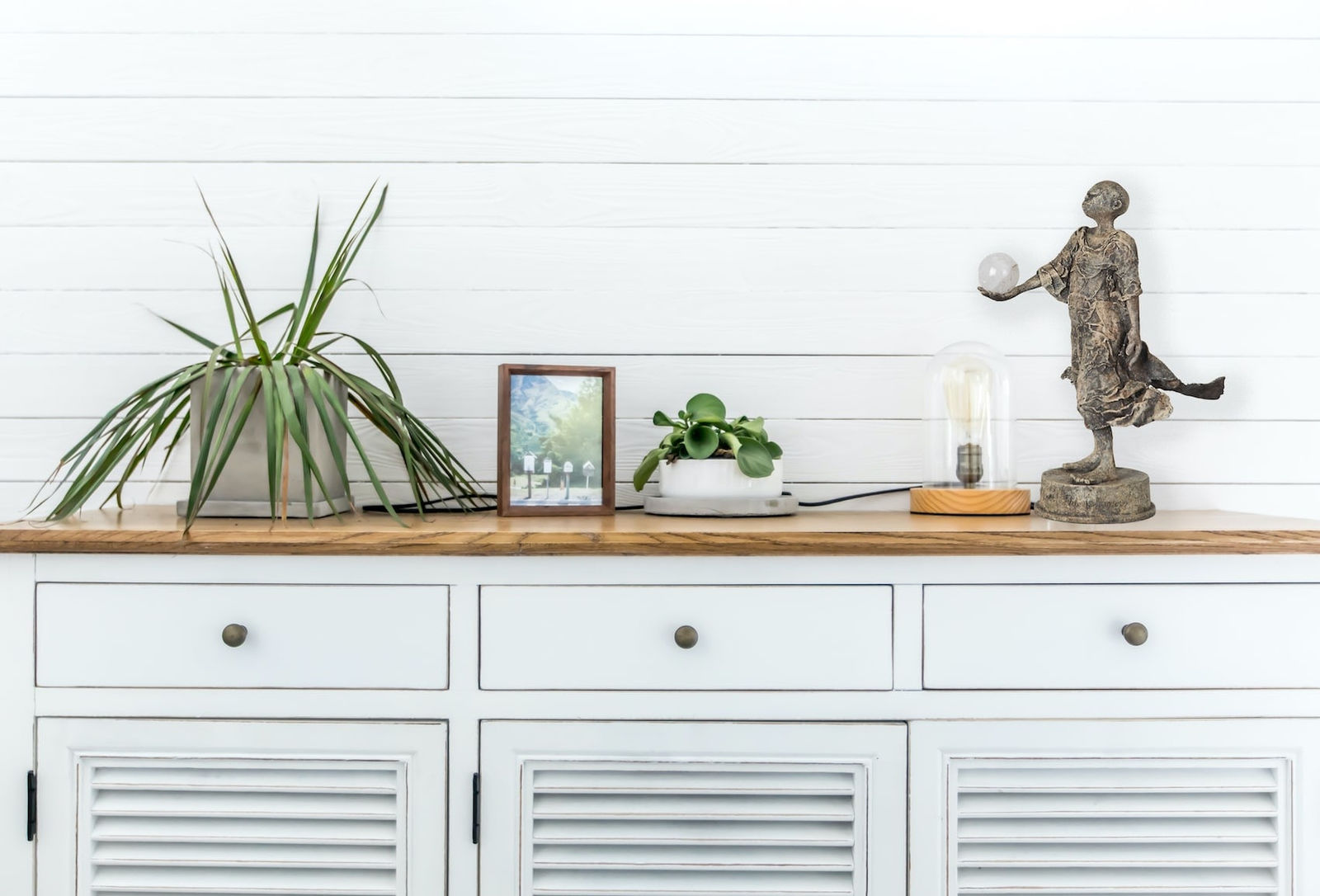 Visionaire lieven d'haese hedendaagse bronzen sculptuur een jongen die een kristallen bol vasthoudt sculptuur van verbeelding Art Yi kind sculptuur kinderdroom kunstgalerie in brussel