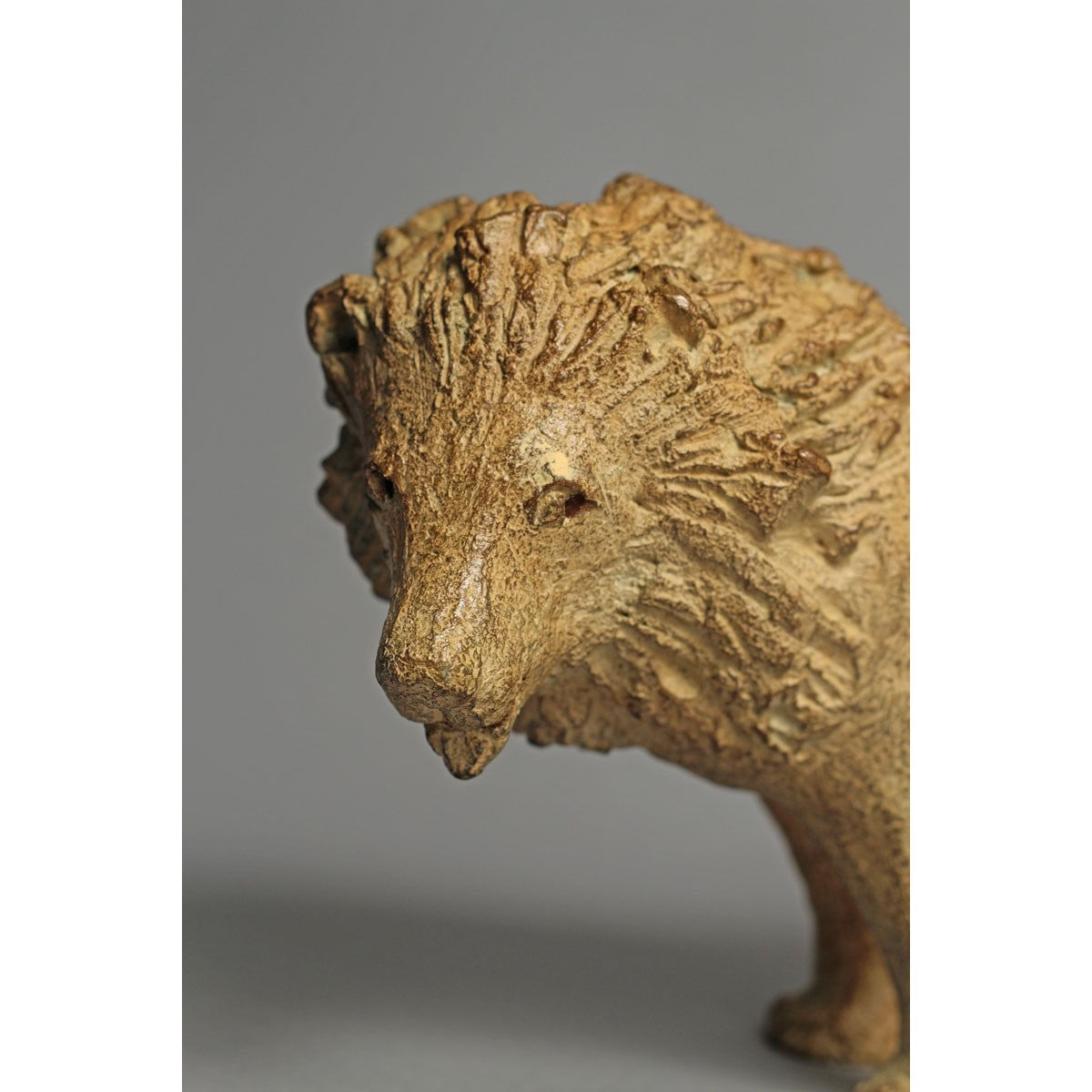 una ragazza carina sta con un leoncino scultura contemporanea in bronzo interior design sophie verger galleria d'arte bruxelles