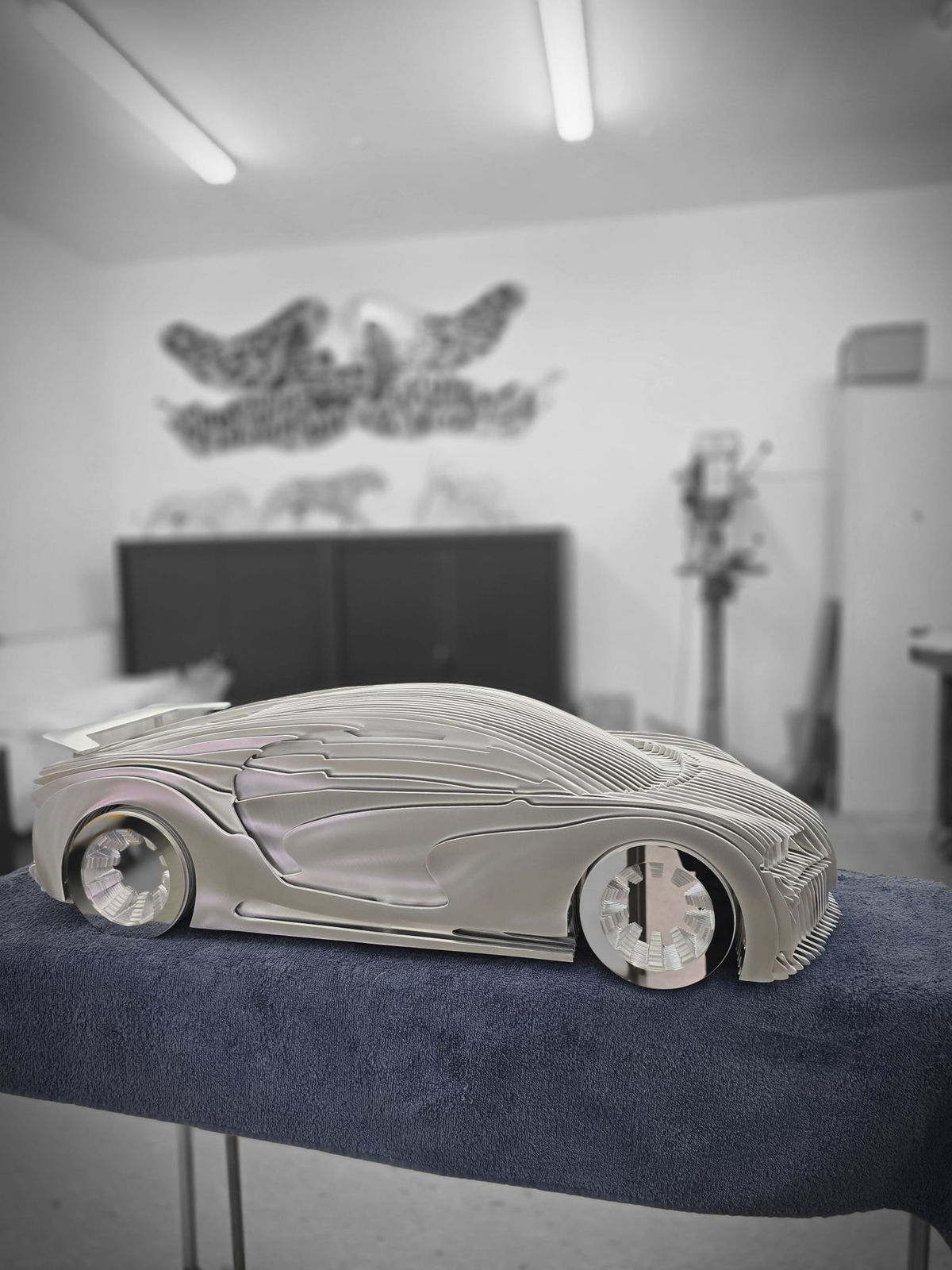 Chirona Luxus-Rennwagenskulptur. Jean Paul Kala zeitgenössische Autoskulptur Art Yi-Galerie Brüsseler Kunstgalerie