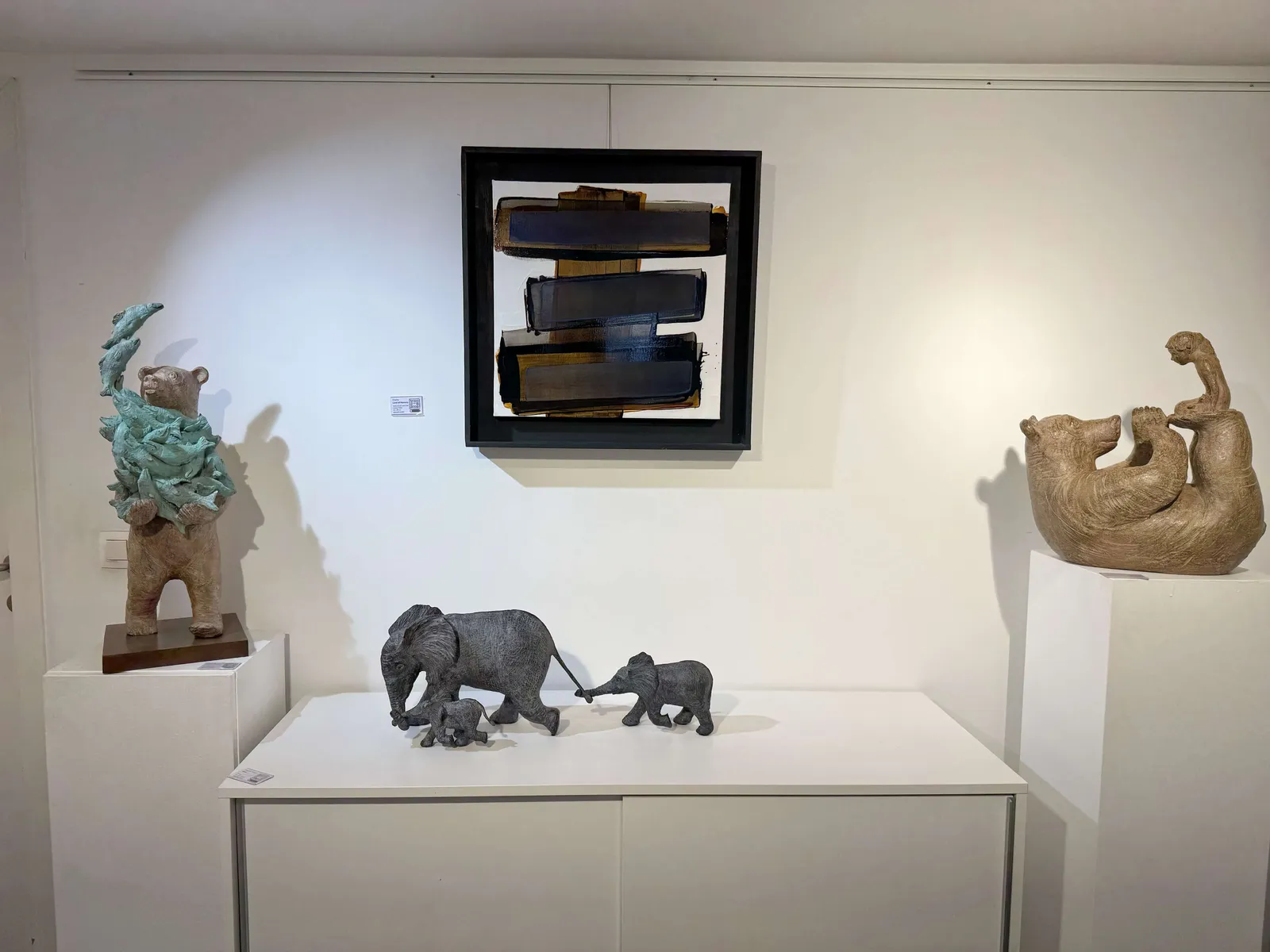 Aptere XI, abstract schilderij van Frédéric Halbreich, blauw, wit en bruin, kalligrafisch, hedendaags schilderij, olieverf op hout, lak op hout, in de Art Yi galerie in Brussel.