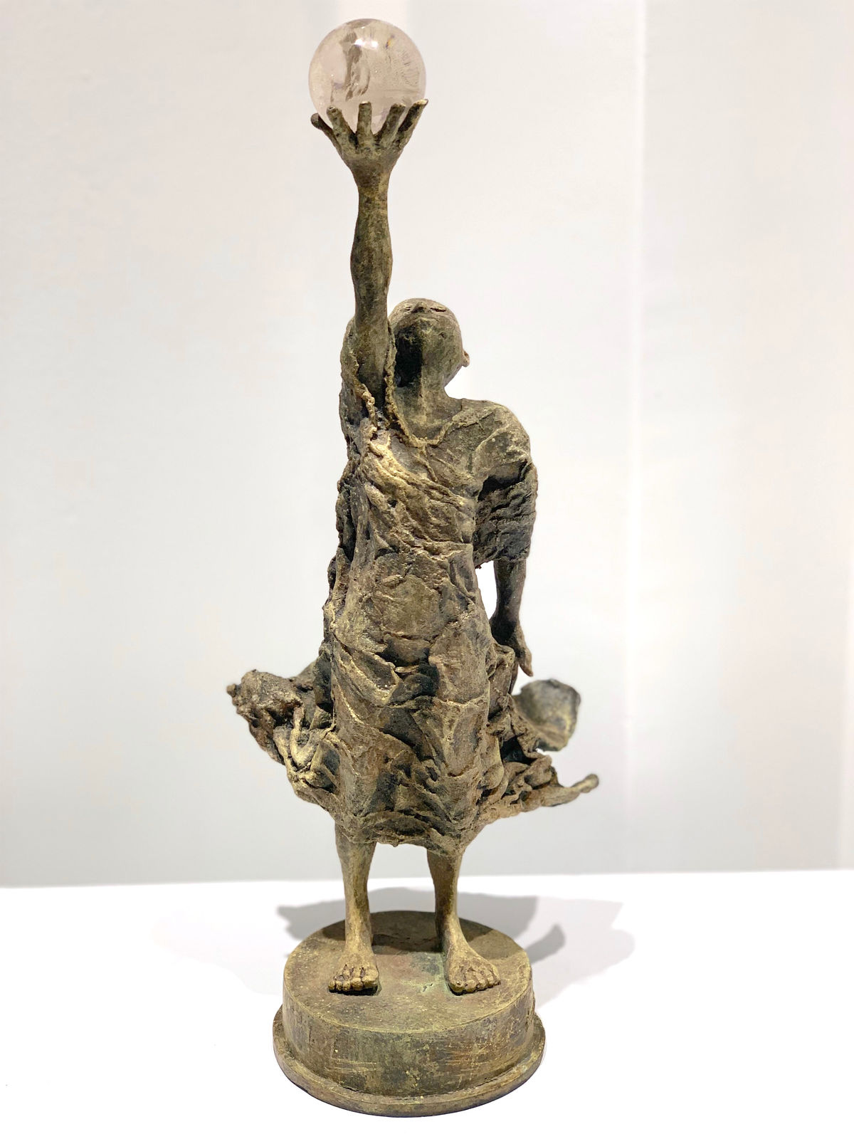 Visionnaire lieven d'haese sculpture contemporaine en bronze un garçon tenant une boule de cristal sculpture de l'imagination Art Yi enfant sculpture rêve d'enfance galerie d'art à bruxelles