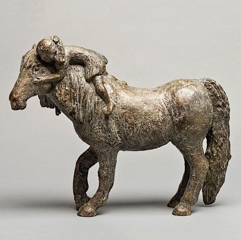 le secret enfant mignon et animal adorable sculpture contemporaine cheval bronze sophie verger