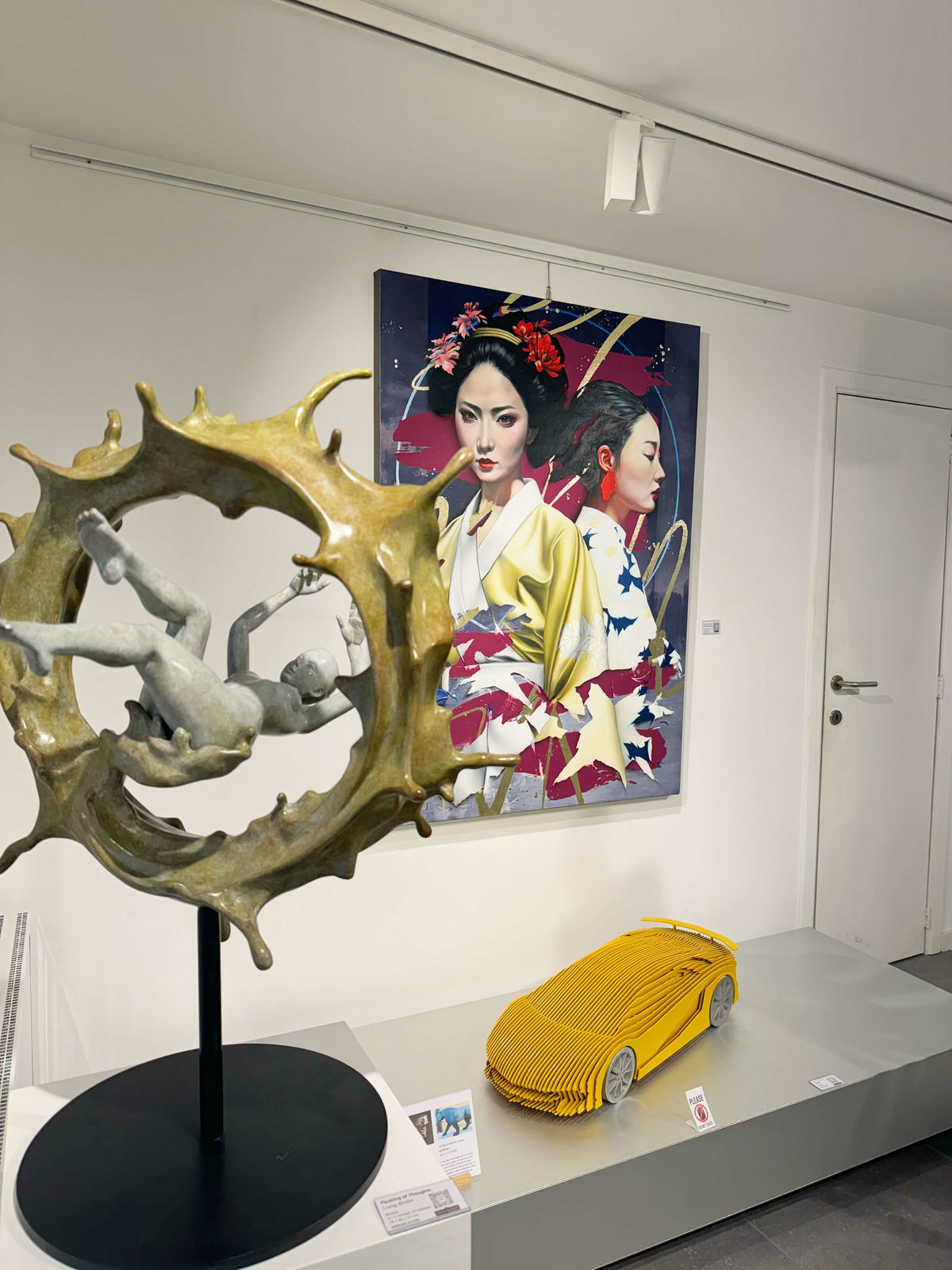 Zweven van gedachten hedendaagse bronzen sculptuur godern sculptuur van een cirkel van water en een witte naakte zwemmende vrouw van Liang Binbin Chinese kunstenaar beeldhouwer