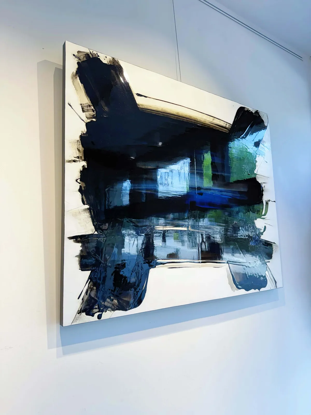 VENETUS LEO AD OPUS abstract painting of Frédéric Halbreich black and white and blue calligraphic contemporary painting oil painting lacquer on wood at Art Yi gallery in Brussels