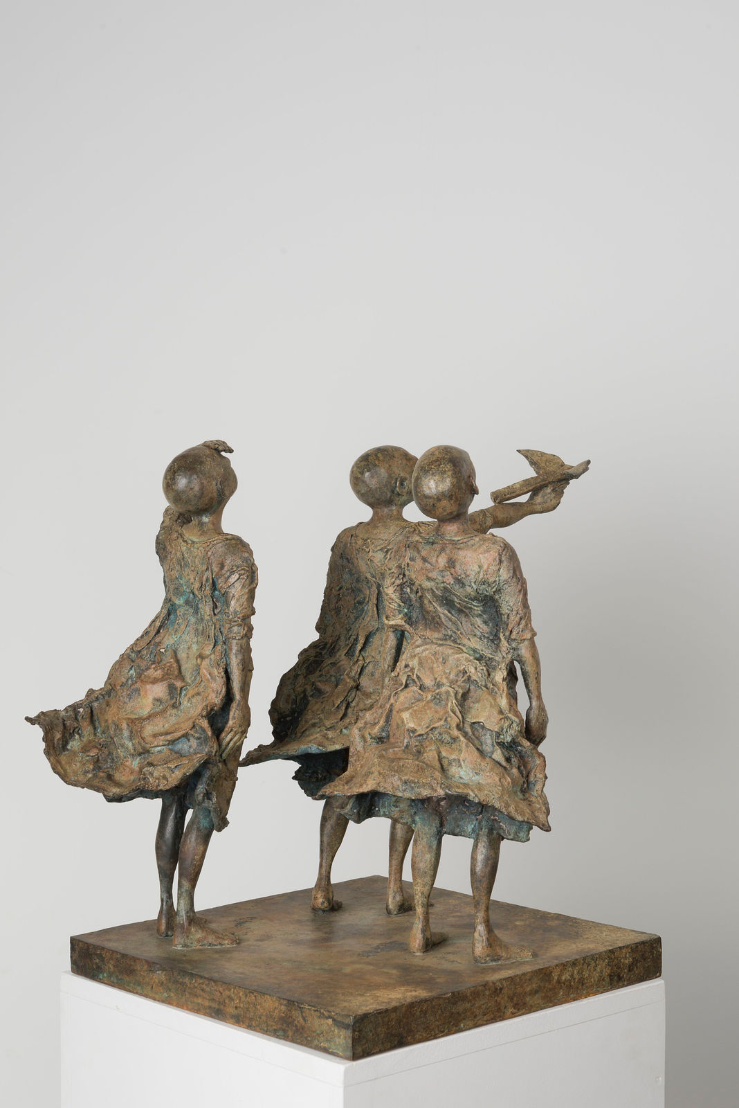 Une fois que nous serons pilotes lieven d'haese, des garçons de sculpture en bronze contemporains jettent un avion en papier dans le ciel. Art Yi enfant sculpture rêve d'enfance galerie d'art à bruxelles