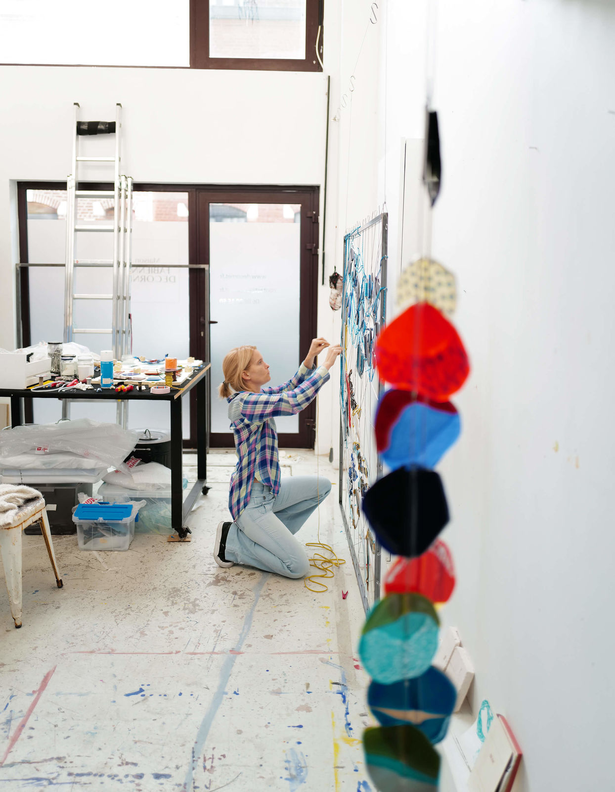 het verhaal van water hedendaagse kunst wandinstallatie glaskunst mixed media maison Fabienne Decornet interieur abstracte kunst blauwe vissen zwemmen in de zee Art Yi-galerij Kunstgalerij Brussel