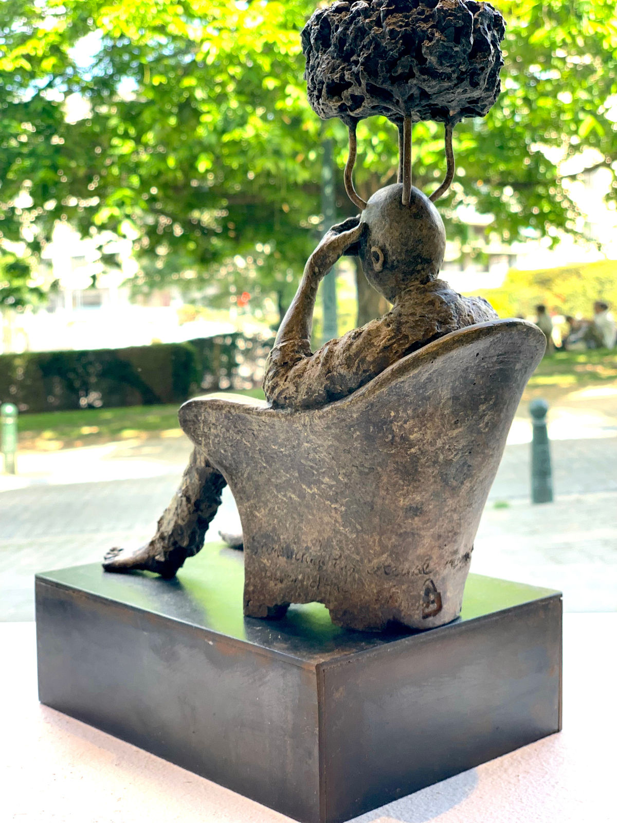 Consulting is een externe herinnering lieven d'haese hedendaagse bronzen sculptuur een jongen denkende en zittende sculptuur Art Yi kind sculptuur kinderdroom kunstgalerie in brussel