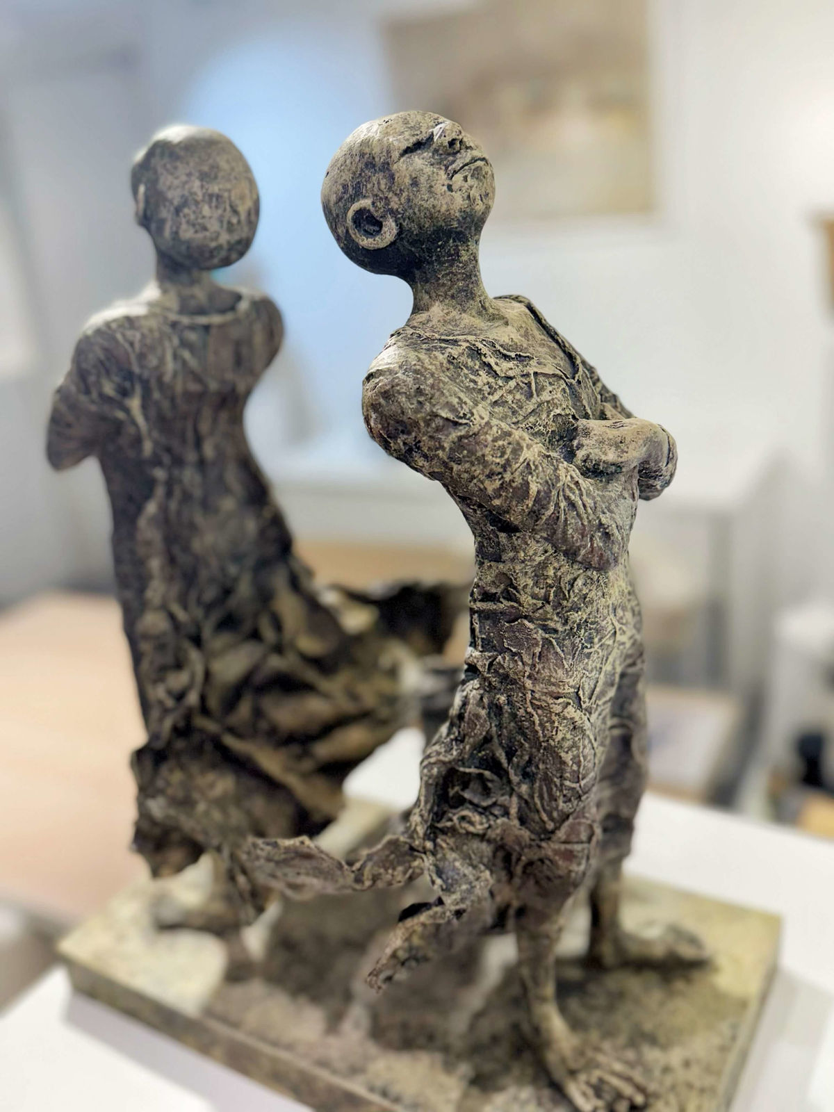 Sculpture de garçon en cercle, sculpture contemporaine en bronze figurative de Lieven d'haese à la galerie Art Yi à Bruxelles