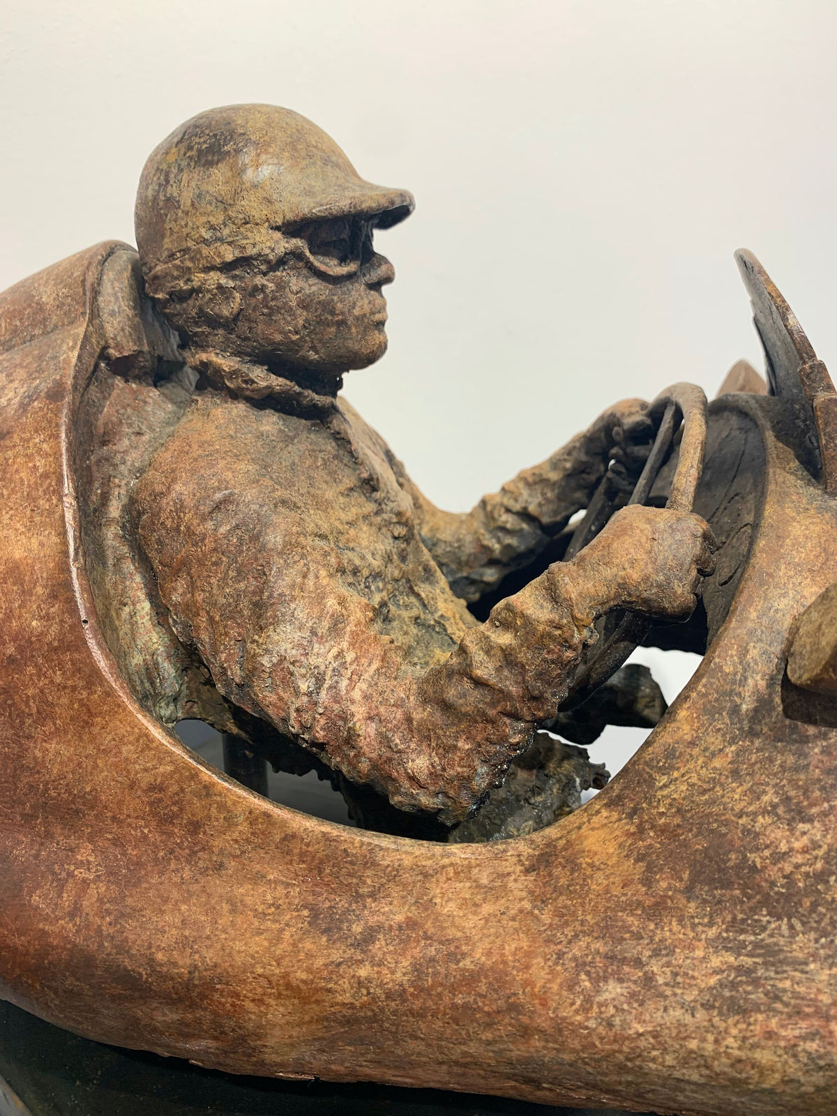 maître de la course de vitesse sculpture de voiture de Lieven D'Haese un garçon conduit une voiture de course sculpture contemporaine sculpture en bronze Galerie d'art Yi Galerie d'art de Bruxelles