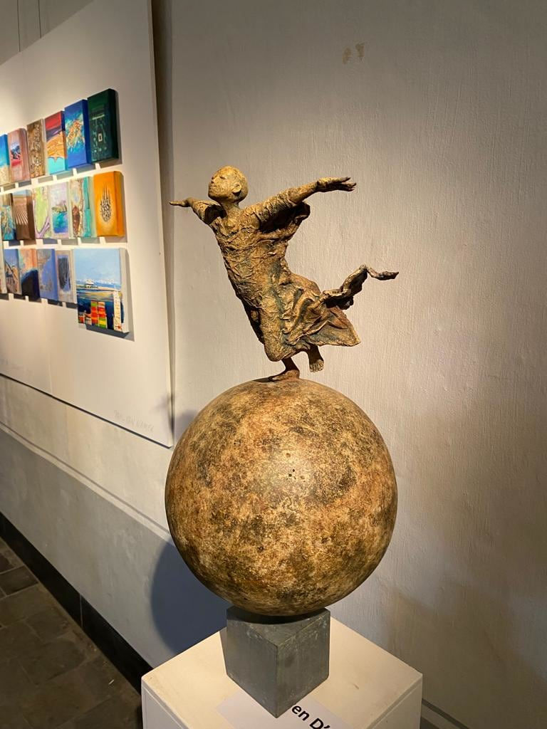 presque volant lieven d'haese sculpture contemporaine en bronze garçon volant sur une sphère terrestre design d'intérieur art sculpture sculpture de jardin art yi galerie d'art de bruxelles