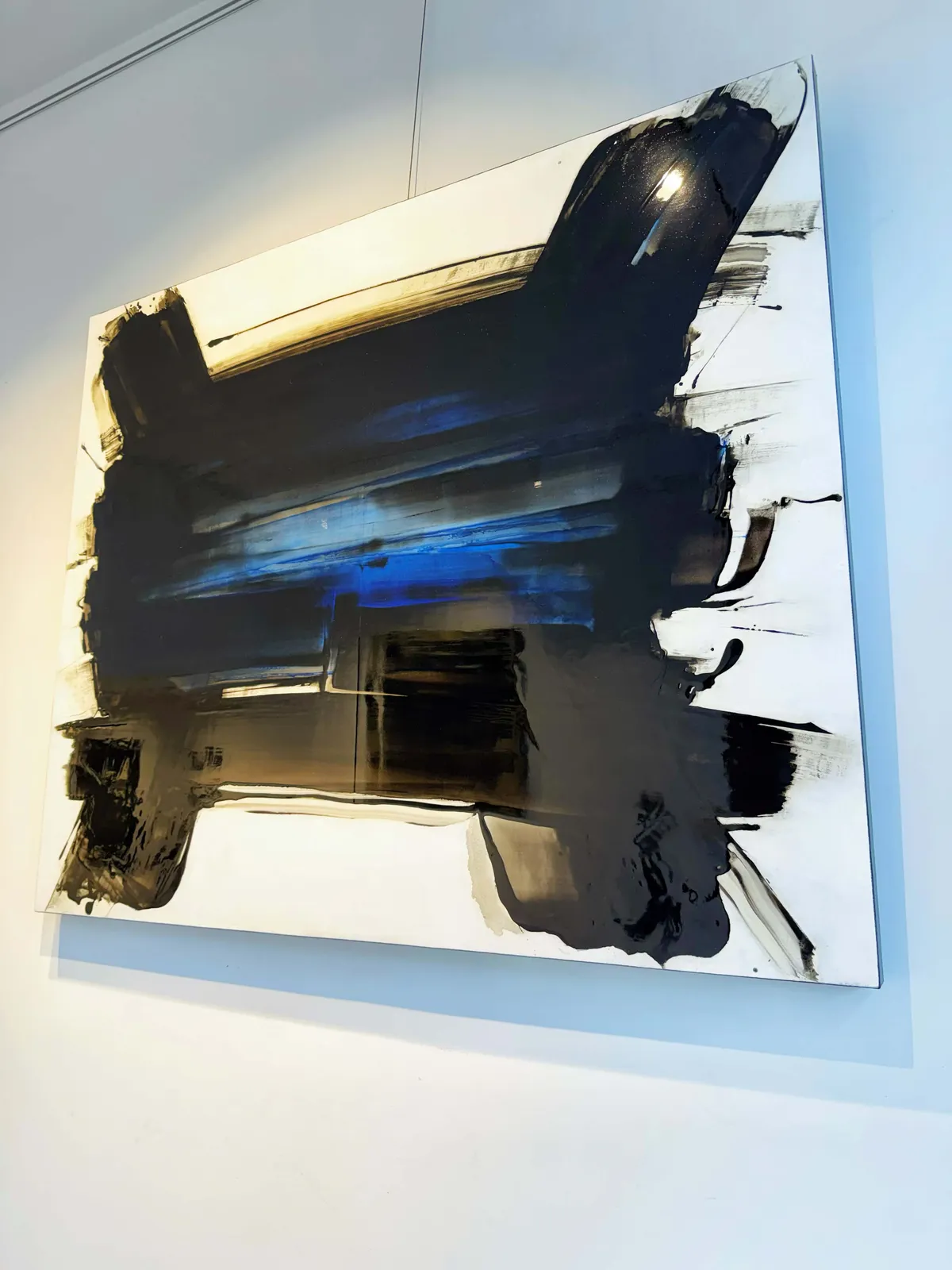 VENETUS LEO AD OPUS, ein abstraktes Gemälde von Frédéric Halbreich, schwarz-weiß und blau, kalligrafische zeitgenössische Malerei, Öl auf Lack auf Holz, in der Galerie Art Yi in Brüssel.