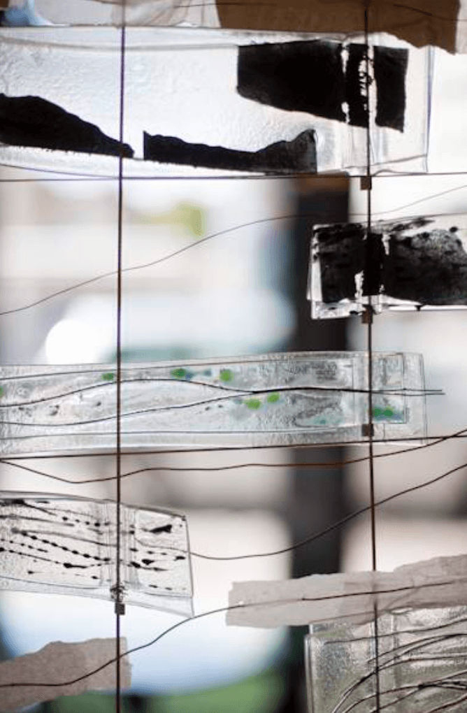 the wave hedendaagse kunst wandinstallatie glaskunst mixed media maison Fabienne Decornet interieur abstracte kunst blauwe vissen zwemmen in de zee Art Yi-galerij Kunstgalerij Brussel