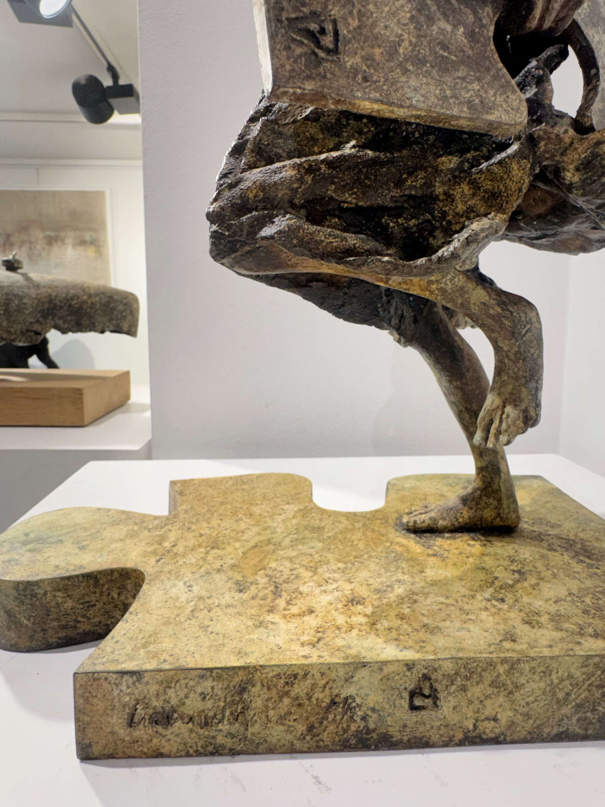 Le chaînon manquant lieven d'haese sculpture contemporaine en bronze une sculpture de garçon sculpture de puzzle Art Yi enfant sculpture rêve d'enfance galerie d'art à bruxelles jardin sculpture art conception de jardin