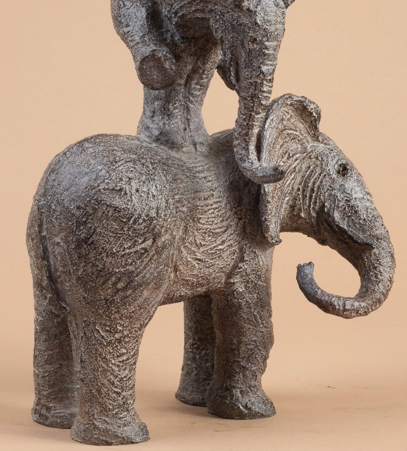 Playing leapfrog Sophie Verger lovely elephant sculpture animal sculpture bronze sculpture happy elephant jumping on each others's back and play together Art Yi gallery Brussels art gallery