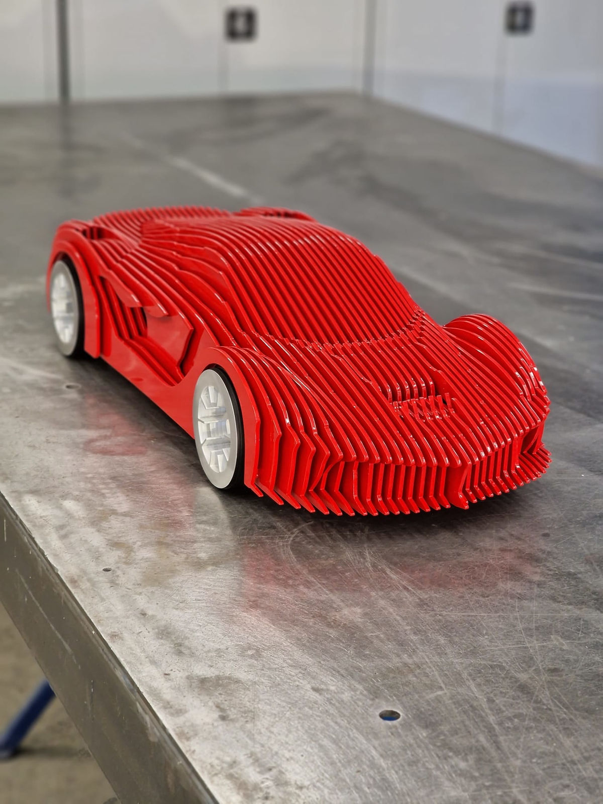 la ferra rode ferrari hedendaagse auto sculptuur luxe auto collectie model metaal kunst jean paul kala