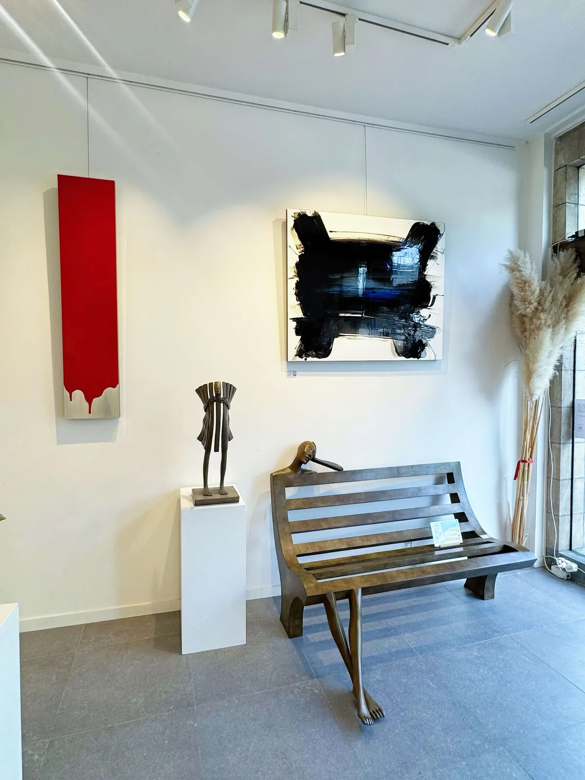 VENETUS LEO AD OPUS, ein abstraktes Gemälde von Frédéric Halbreich, schwarz-weiß und blau, kalligrafische zeitgenössische Malerei, Öl auf Lack auf Holz, in der Galerie Art Yi in Brüssel.