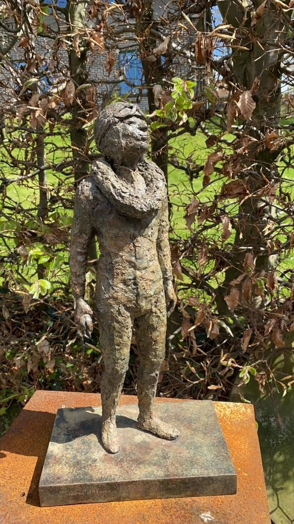 De winnaar lieven d'haese hedendaagse bronzen sculptuur jongen running sculpture sport sculpture Art Yi kind sculptuur kinderdroom kunstgalerie in brussel