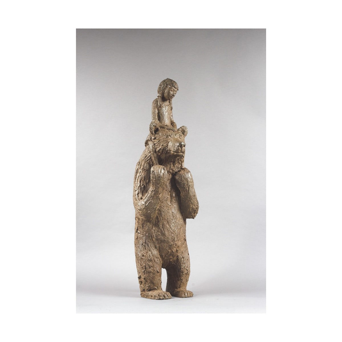 vader en dochter schattig kind en schattig dier dragen hedendaagse bronzen sculptuur sophie verger